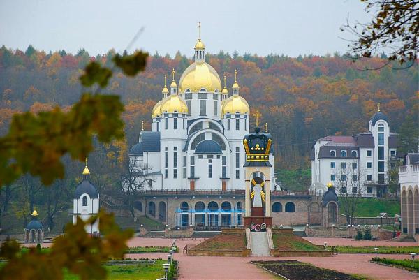 Zarvanytsya, church, autumn