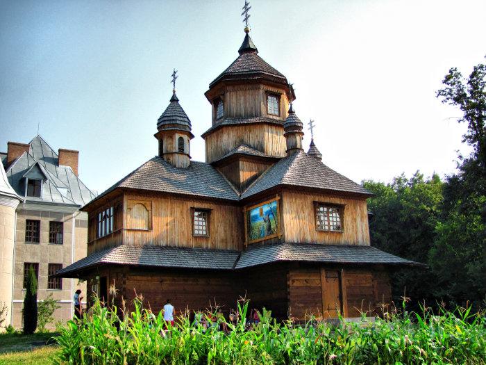 Zarvanytsya, wooden church near the monastery